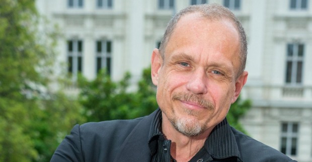 Gery Keszler bei einem Porträt im Freien im Zusammenhang mit der „All Senses Gala“ als Nachfolgeprojekt des Life Ball.