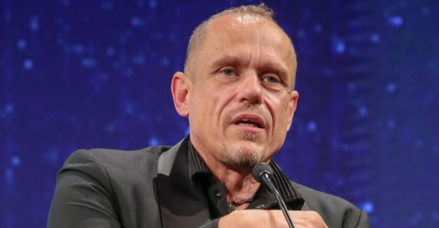 Gery Keszler, Gründer des Life Ball, spricht bei einer Veranstaltung am Podium