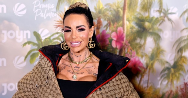 Gina-Lisa Lohfink lächelt/ Gina-Lisa Lohfink ist mit einer Frau in einer Beziehung