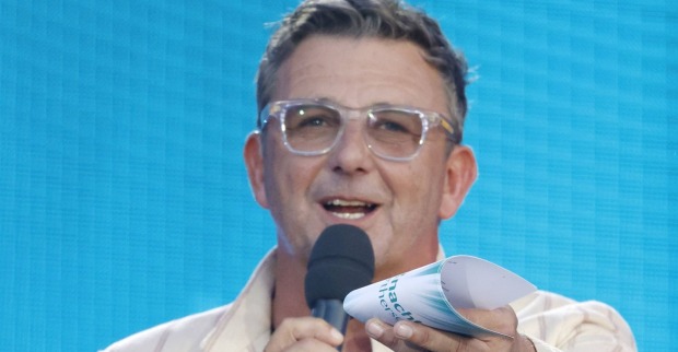 Hans Sigl mit Mikrofon bei einem TV-Auftritt/ Hans Sigl wird im Rahmen des ESC-Vorentscheids vor dem ESC 2026 in Wien moderieren