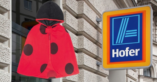 Marienkäfer-Kinderkostüm von HOFER vor Filiale, Rückruf wegen möglicher Erstickungsgefahr.