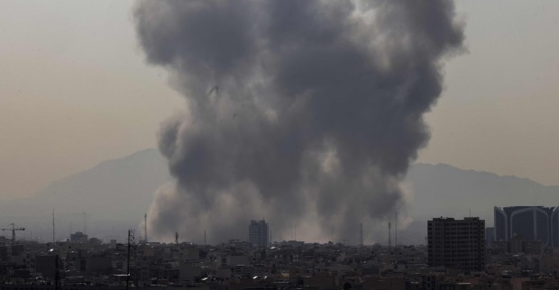 Himmel über Teheran mit Rauchsäulen und Lichtspuren von Abwehrraketen während des Angriffs von Israel und den USA