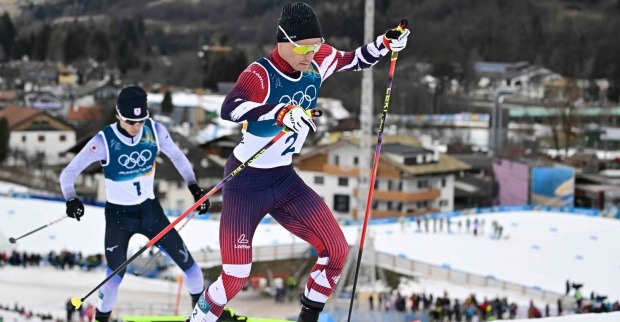 Johannes Lamparter beim 10-Kilometer-Langlauf der Nordischen Kombination bei Olympia 2026 in Val di Fiemme, auf dem Weg zu seiner zweiten Silbermedaille.