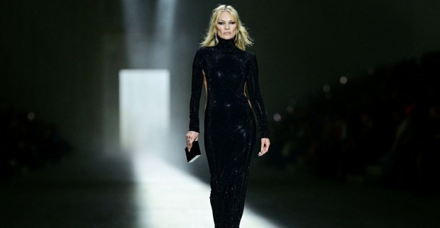 Kate Moss läuft in einem schwarzen Glitzerkleid über den Gucci-Laufsteg in Mailand und zeigt beim Umdrehen den Logo-G-String