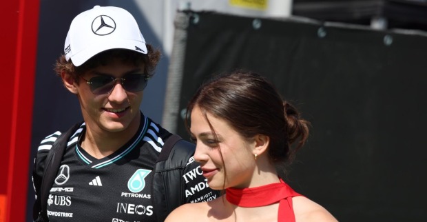 Kimi Antonelli und Eliska Babickova gemeinsam bei einem Formel-1-Event, Symbolbild zur Trennung des Mercedes-Fahrers vor Saisonbeginn.