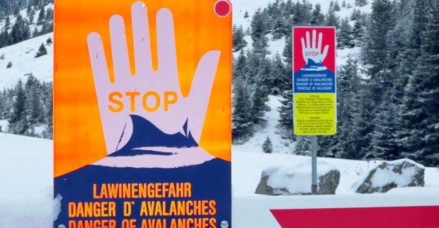 Warnschilder für Lawinengefahr.