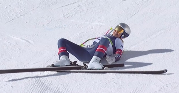 Lindsey Vonn nach schwerem Sturz bei der Olympia-Abfahrt in Cortina d’Ampezzo auf der Skipiste liegend, Diagnose Beinbruch links, später operiert und auf Intensivstation.