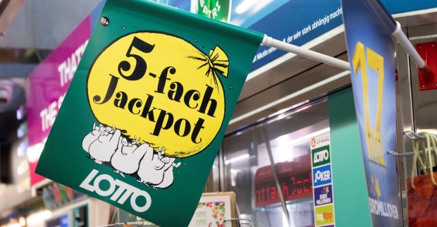 Lottoschild mit der Aufschrift „5-fach Jackpot“ in einer österreichischen Trafik; erinnert an den geknackten Fünffachjackpot beim Lotto 6 aus 45.