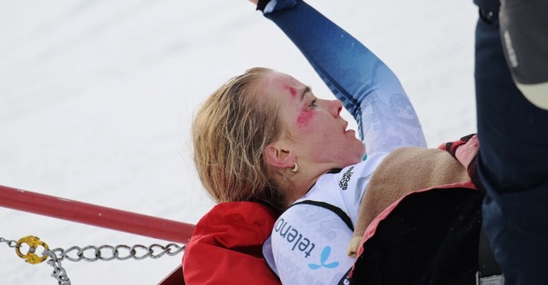 Skirennfahrerin Marte Monsen nach ihrem Sturz in Crans-Montana mit Schürfwunden im Gesicht