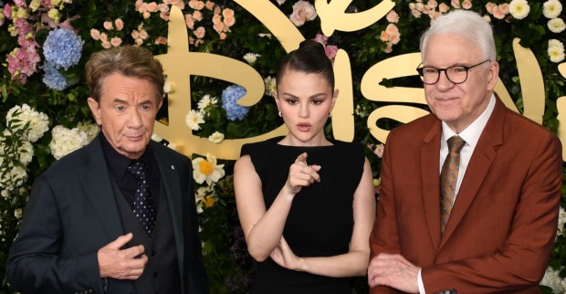 Martin Short, Selena Gomez und Steve Martin bei einem Event-Auftritt vor Blumenwand in Los Angeles/ Martin Short trauert um Tochter Katherine Short