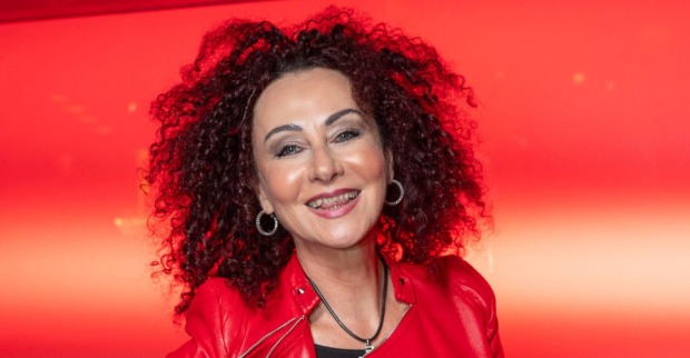 Christina Mausi Lugner lächelt/ Christina Mausi Lugner lässt einige Schönheitseingriffe bei Dr. Artur Worseg machen