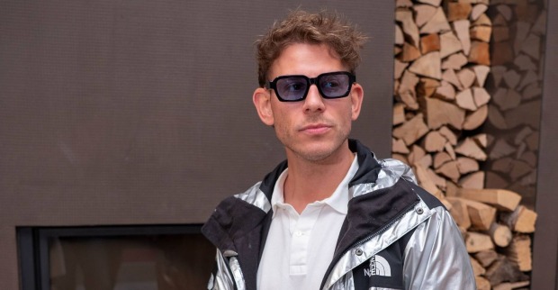 Influencer MaxaMillion/ Influencer MaxaMillion wirft Geld von Balkon auf der Mariahilferstraße.