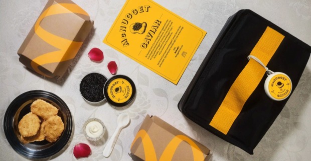 Das McDonald's McNugget Caviar Kit mit Stör-Kaviar, Perlmuttlöffel und Chicken Nuggets.