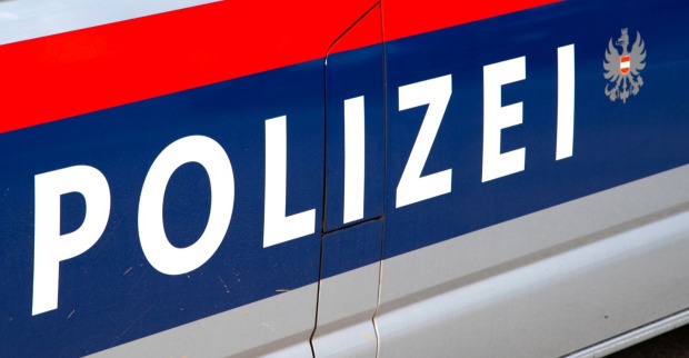 Österreichisches Polizeiauto mit blau-rotem Streifen, Symbolbild für den laufenden Ermittlungsfall in Aigen-Schlägl.