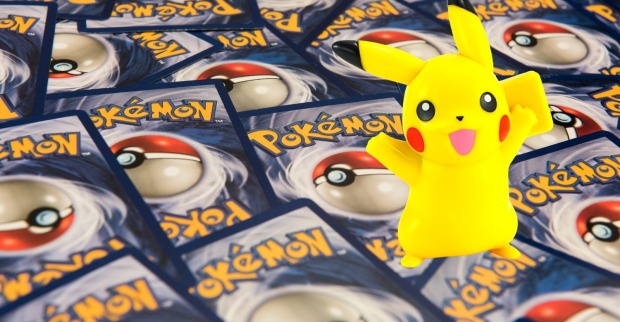 Eine Figur von Pikachu vor einem Bett aus Pokémonkarten als Themenbild für das 30-jährige Jubiläum
