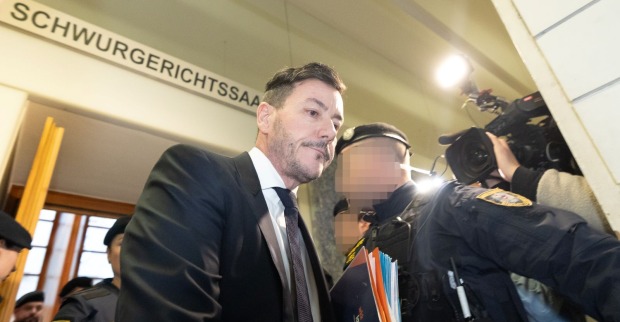 René Benko erscheint vor Gericht in Wien. Während er persönlich vom ICC-Schiedsspruch ausgenommen ist, muss seine Laura Privatstiftung nach dem Urteil über 700 Millionen Euro an den Staatsfonds Mubadala aus Abu Dhabi zahlen.