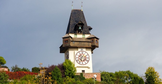 Panoramaansicht des Grazer Uhrturms am Schloßberg