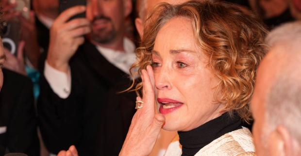 Sharon Stone am Wiener Opernball 2026, am roten Teppich gibt es im Interview Tränen, die Schauspielerin wischt sie mit der Hand aus dem Geischt.