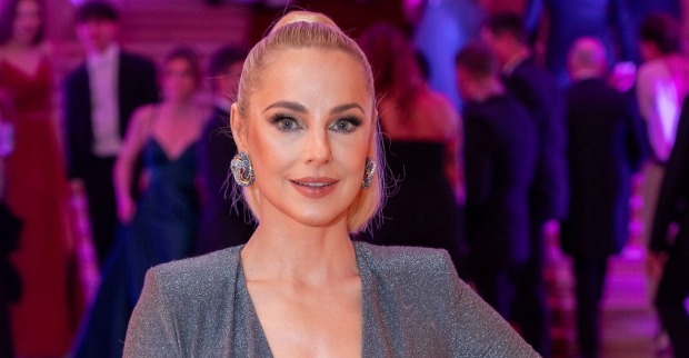 Silvia Schneider in einem silbernen Kleid/ Schneider ist in einer Beziehung mit Jamie Harrison
