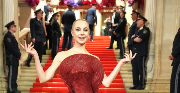 Silvia Schneider vor der Staaatsoper am Wiener Opernball/ Silvia Schneider spricht über die Toiletten am Wiener Opernball