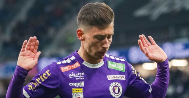 Spieler des SK Austria Klagenfurt in einem Bundesliga-Trikot
