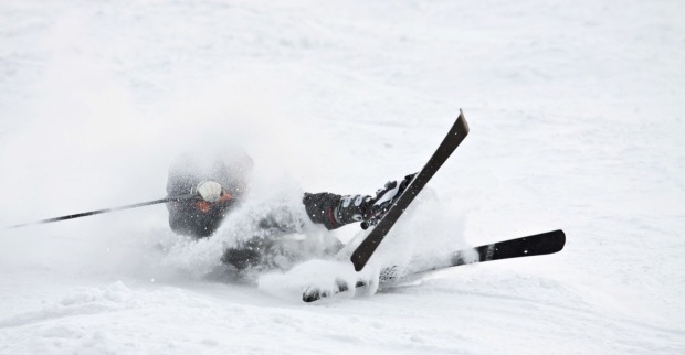 Ski-Fahrer stürzt bei Ski-Unfall und liegt im Schnee/ Ski-Unfall am Stuhleck