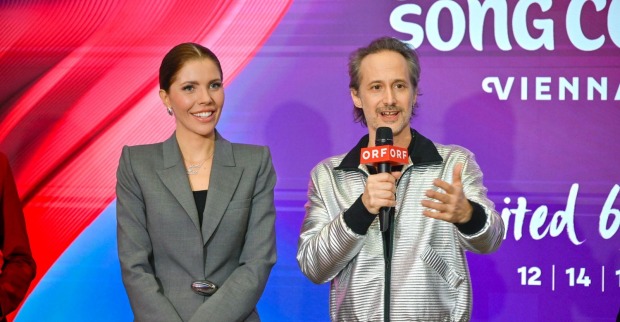 Victoria Swarovski, Michael Ostrowski mit Mikrophon/ Victoria Swarovski trägt einen M und G-Anhänger