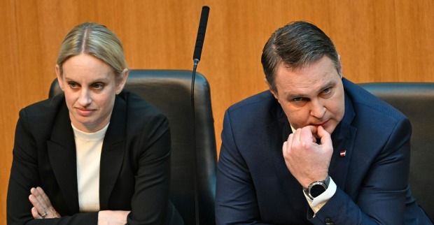 SPÖ-Staatssekretärin Michaela Schmidt und Andreas Babler während einer Sitzung des Parlaments; Schmidts umstrittener Vorschlag zu einer Volksbefragung über die Erbschaftssteuer