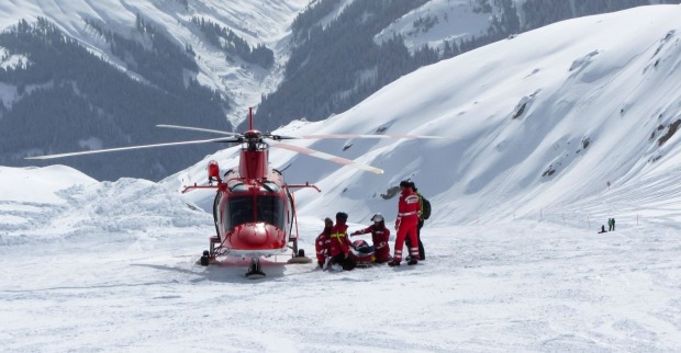 Rettungshubschrauber auf der Piste im Einsatz.