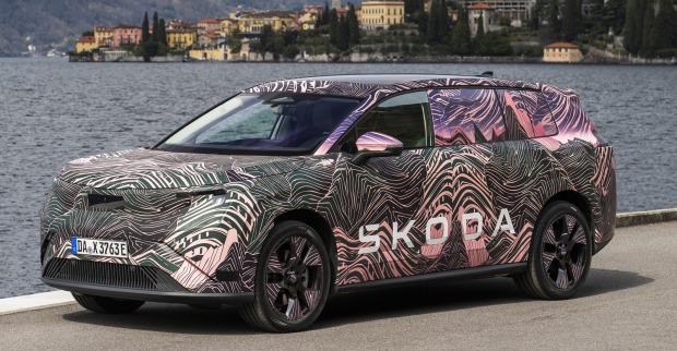 Der Skoda Peaq in Erlkönig-Lackierung vor einem See