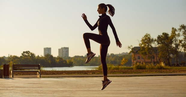 Sportliche junge Frau bei Springübungen | Credit: iStock.com/Lacheev