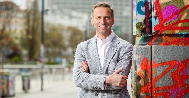 Porträt neben Graffiti stehend