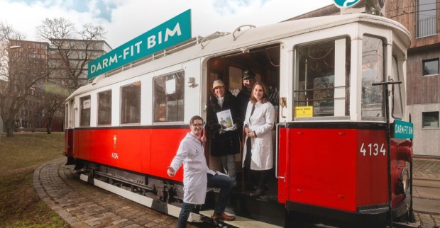 Bim plus Ärzte und Ärztinnen, in einer offenen Tür stehend