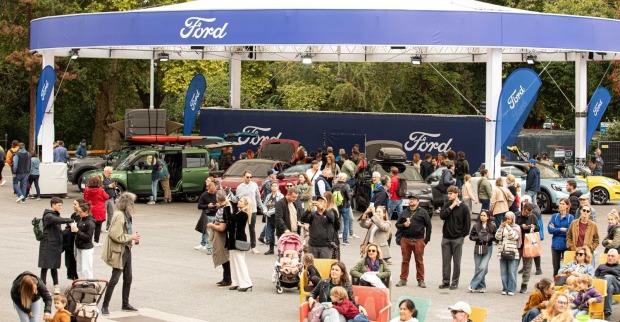 Ford-Stand bei den Wiener Elektro Tagen 2026 am Wiener Rathausplatz mit aktuellen Elektrofahrzeugen und Besuchern
