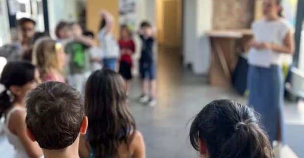 Gruppe von Volksschulkinder und Lehrerin, Gesichter unkenntlich