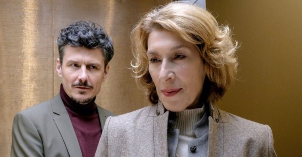 Adele Neuhauser und Manuel Rubey im „Makellos“-Film – Szene aus der ARD-Komödie „Makellos – Eine kurze Welle des Glücks“.