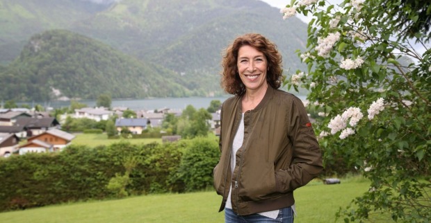 Adele Neuhauser beim Dreh zum Film „Makellos – Eine kurze Welle des Glücks“ in einer Berglandschaft.