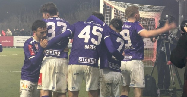 Spieler von Austria Salzburg feiern nach dem 1:0 vor der Fankurve.