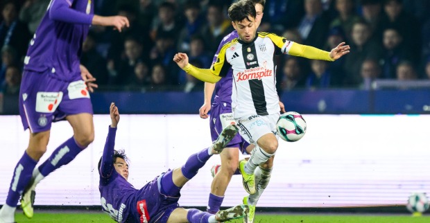 Sascha Horvath vom LASK im Zweikampf mit Kang-Hee-Lee von Austria Wien während des Matches der österreichischen Bundesliga
