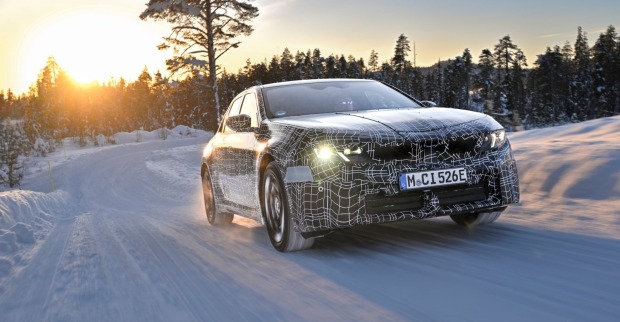 Die Frontansicht des neuen BMW i3 mit dem durchgehenden Nieren-Design der Neuen Klasse