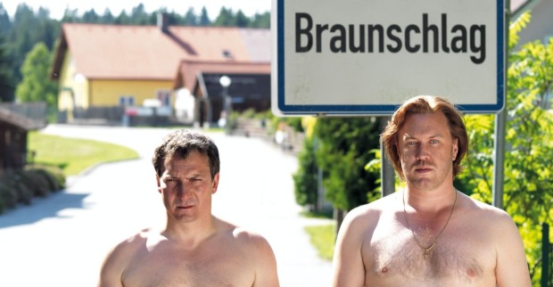 Robert Palfrader und Nicholas Ofczarek vor dem Ortsschild Braunschlag in der ORF-Serie Braunschlag 1986, der neuen Braunschlag 1986-Fortsetzung.