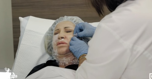 Carmen Geiss bei einer Schönheits-OP in der Klinik: Kurz zuvor kam es zum Zusammenbruch während der Behandlung in Abu Dhabi.
