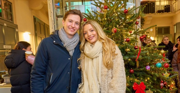 Chiara Pisati mit ihrem Freund Lukas de Roode bei einem Event vor einem geschmückten Weihnachtsbaum im Wiener Prater/ Chiara Pisati hat ein Baby bekommen