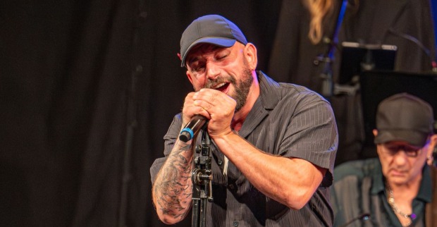 Christopher Seiler singt bei einem Konzert – Musiker steht nach Vorwürfen, abgesagtem Album und gestrichenen Auftritten unter Druck
