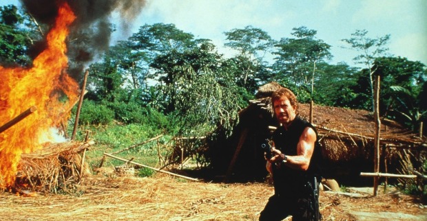 Chuck Norris kämpft als Actionheld in einer explosiven Filmszene im Dschungel und verkörpert die Kultfigur hinter den berühmten Chuck Norris Witzen