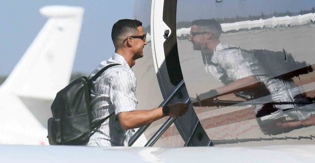 Cristiano Ronaldo vor seinem Privatjet.