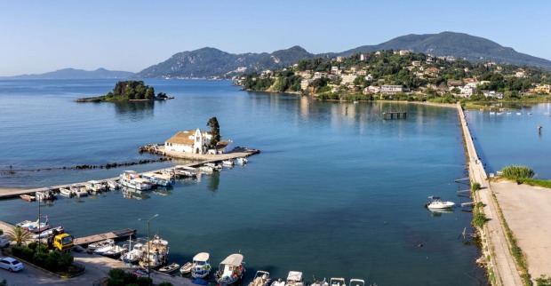 Erdbeben Korfu: Blick auf die Küste der griechischen Insel mit Kirche und Hafen – die Urlaubsregion war vom starken Beben in Nordwestgriechenland betroffen.