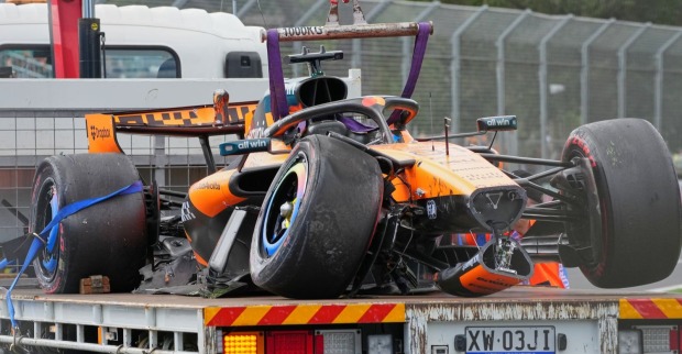 Beschädigter McLaren von Formel-1-Fahrer Oscar Piastri nach Unfall vor dem Start des Australien GP 2026 in Melbourne auf Abschleppwagen.
