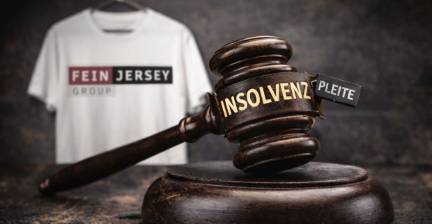 Gerichtshammer auf dem Insolvenz geschrieben steht, im Hintergrund ist ein T-Shirt mit dem Logo der feinjersey Group zu sehen