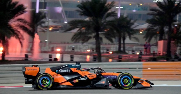 McLaren-Formel-1-Auto auf der Strecke in Bahrain – Formel-1-Rennen in Bahrain und Jeddah wegen Nahostkonflikt abgesagt.